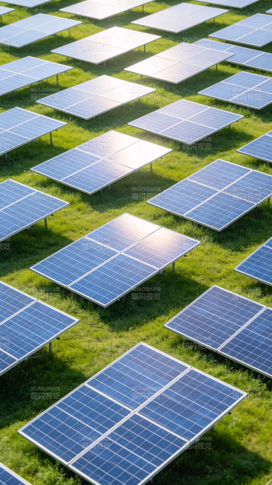 光伏阵列绿野之上图片