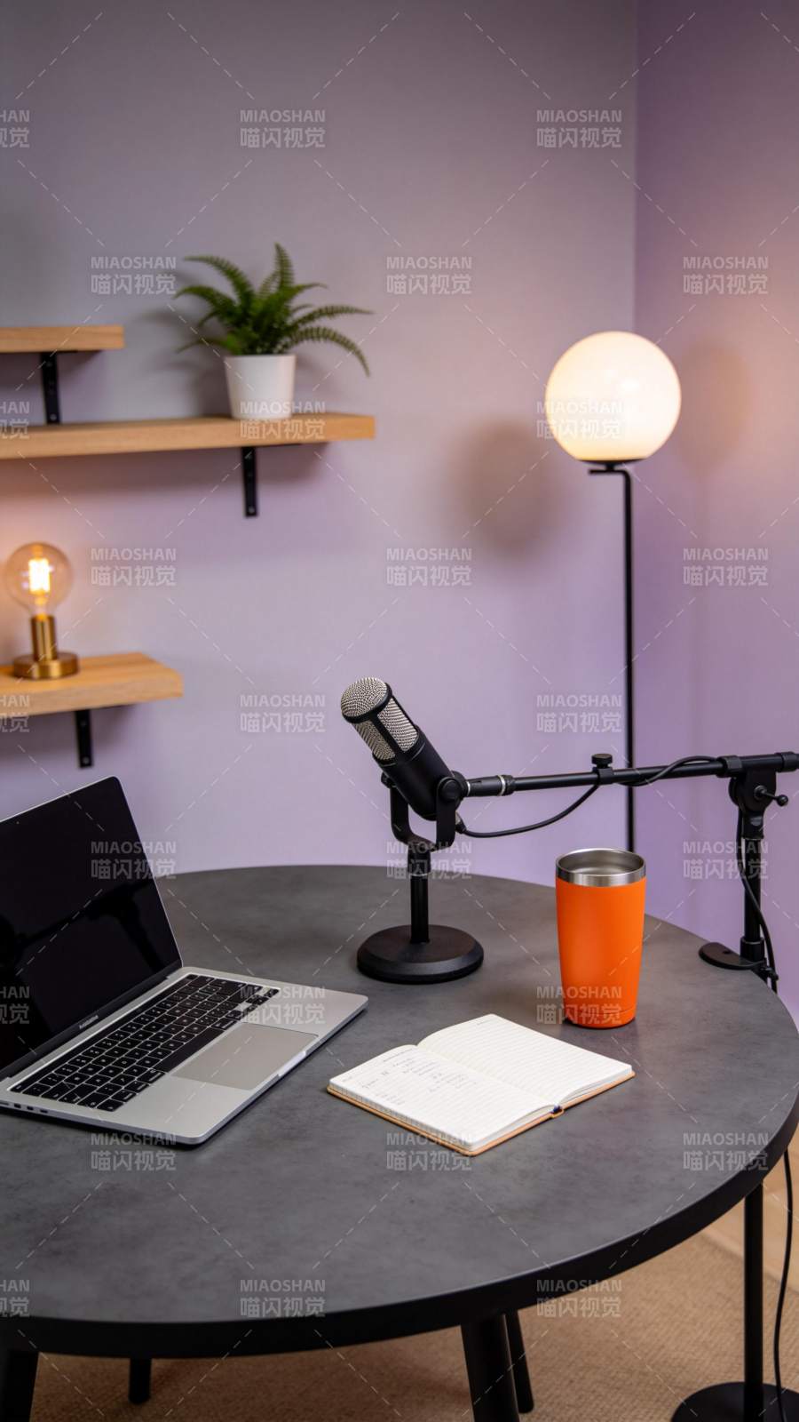 圆形桌上的麦克风笔记本电脑与台灯布置图片