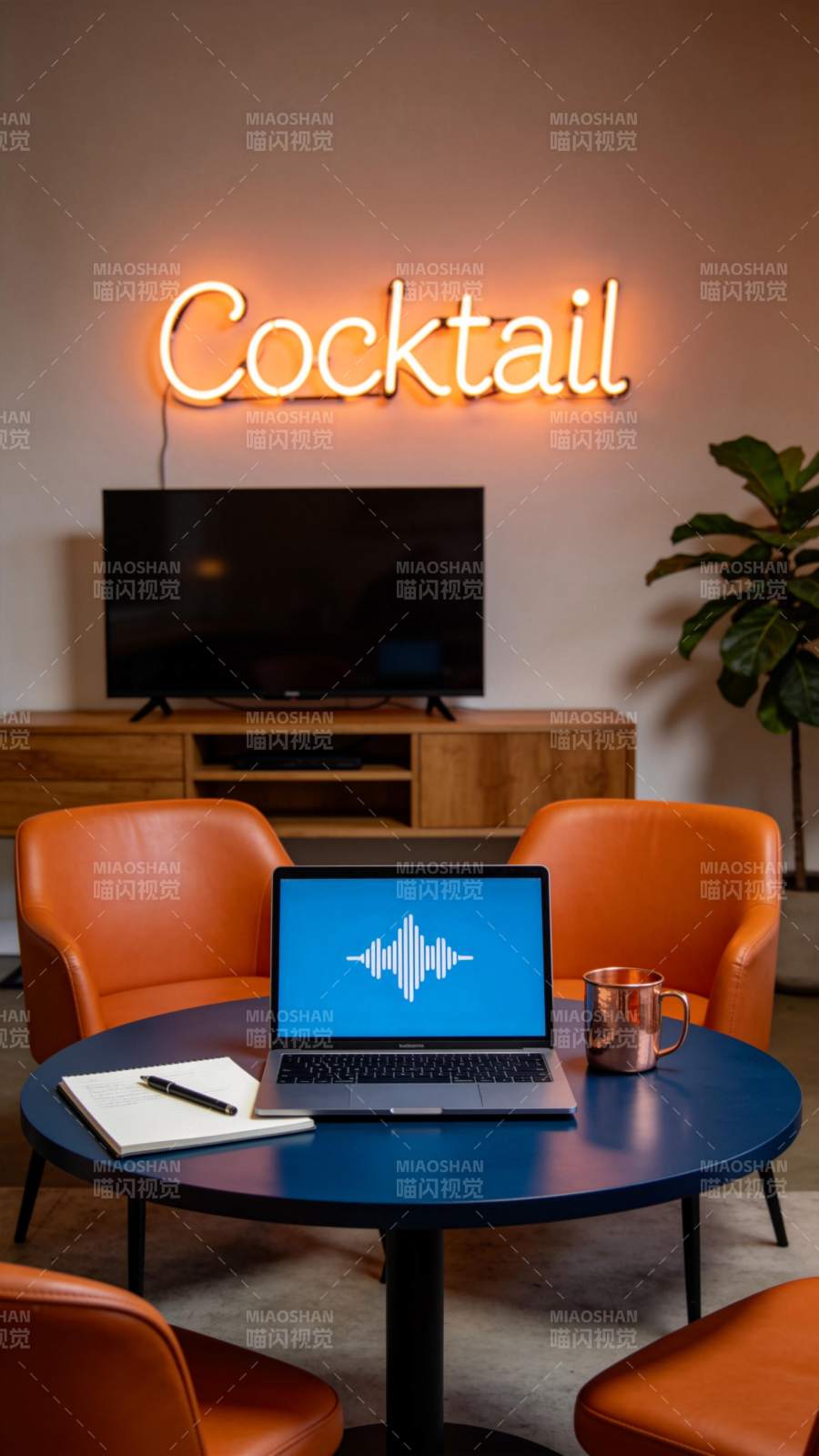 橙色皮椅围绕蓝桌摆放笔记本电脑与霓虹灯招图片