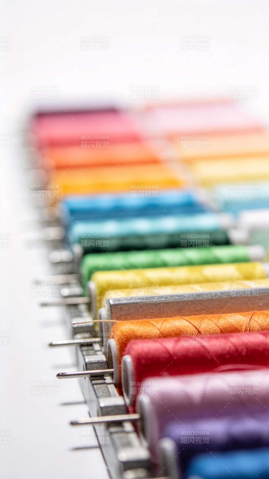 彩色缝纫线整齐排列在金属架上图片