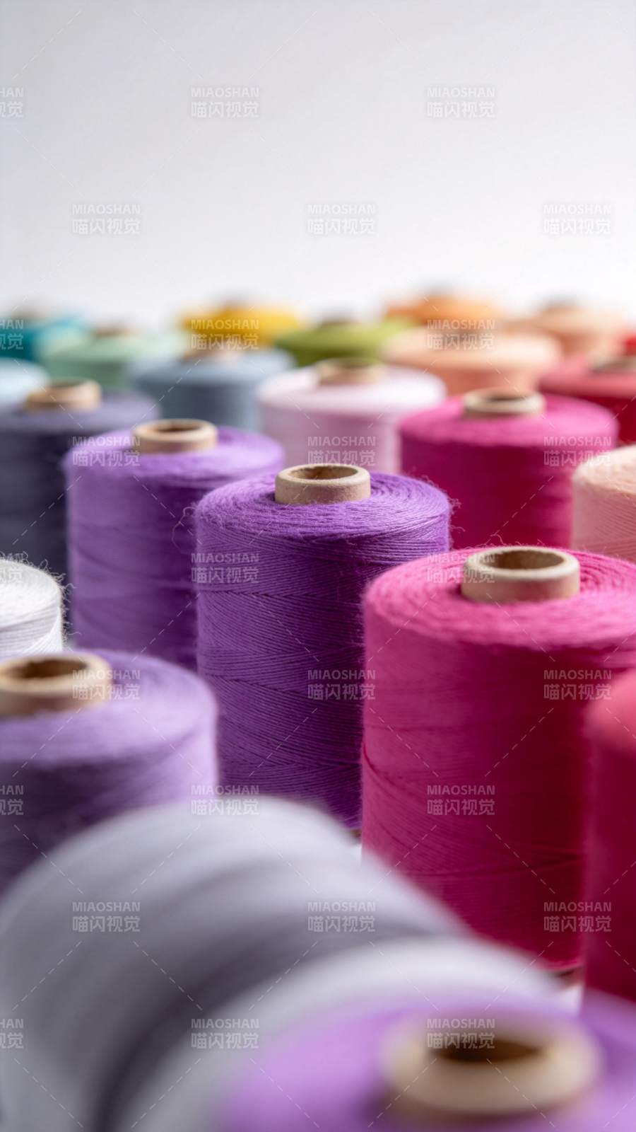 多彩纱线卷整齐排列展示纺织材料图片