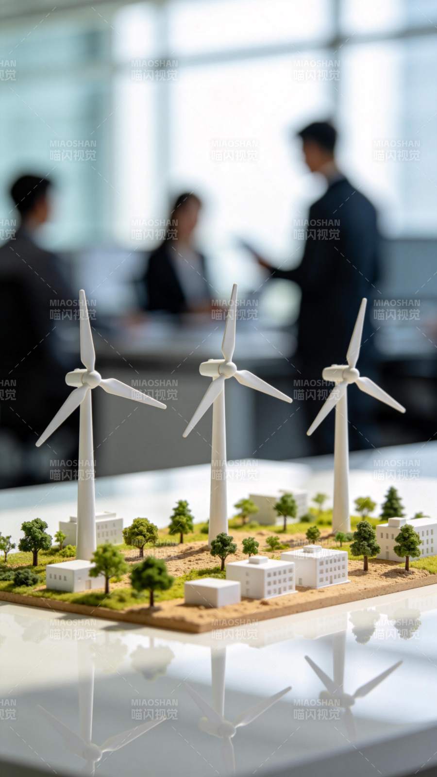 风力发电机模型与办公场景结合展示图片