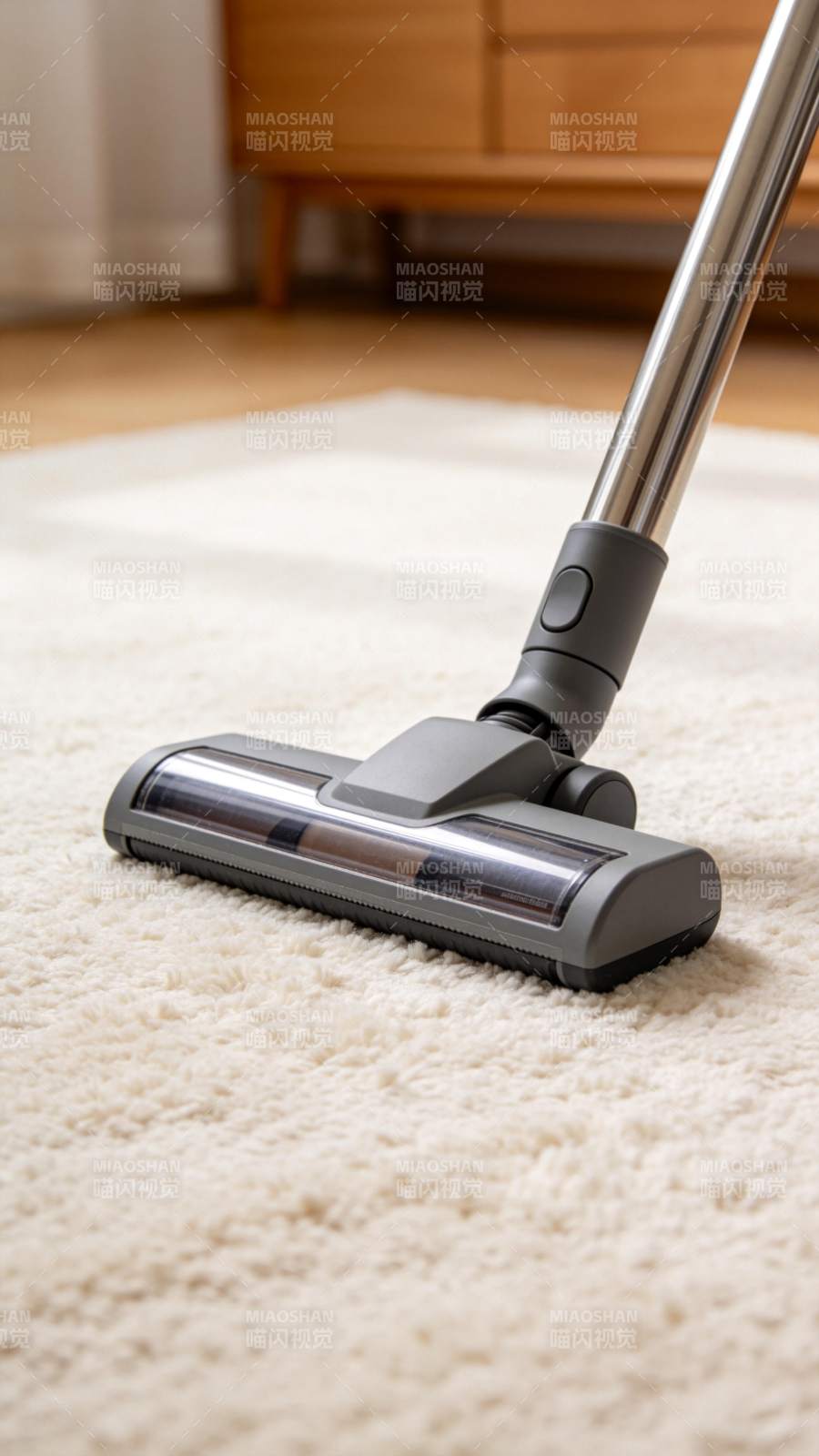 吸尘器正在清洁米白色地毯特写图片