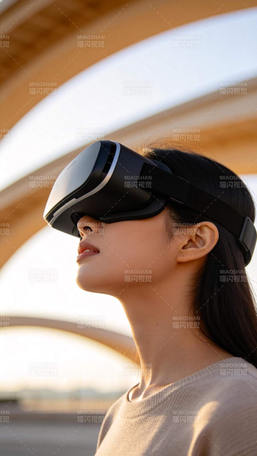 女性佩戴虚拟现实头显仰望天空图片