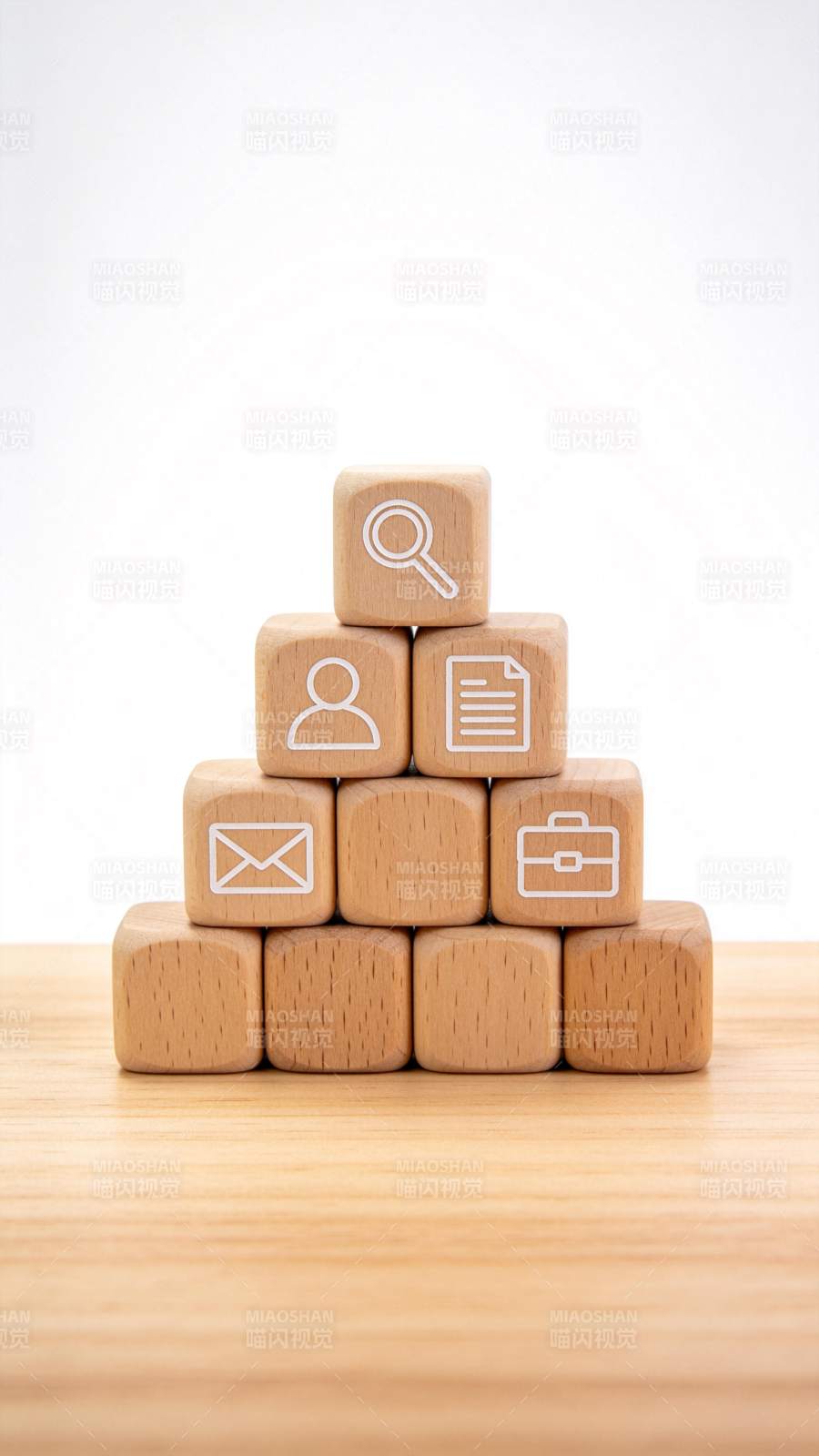 木质积木堆叠成金字塔形含多个图标符号图片