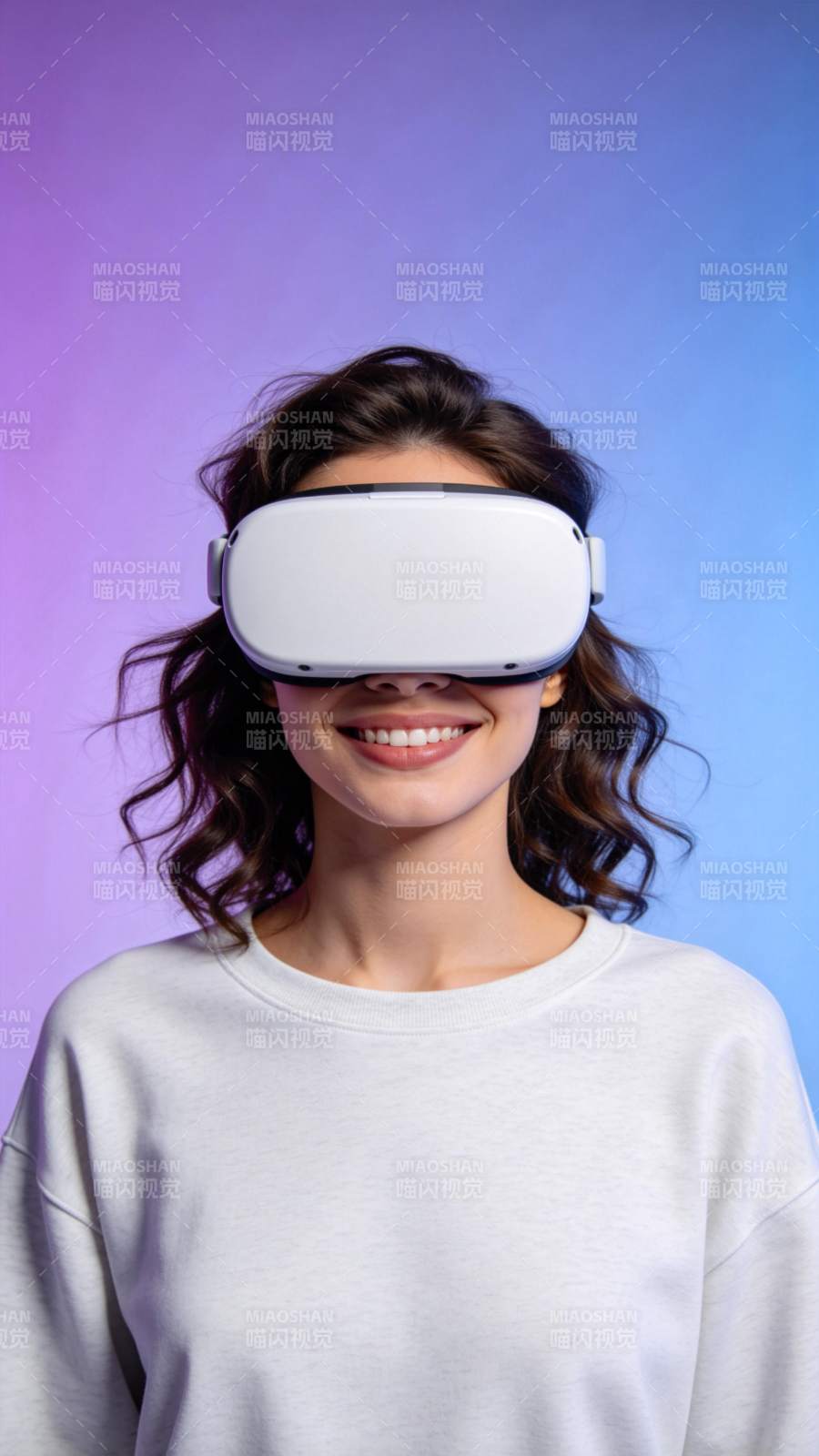 佩戴白色虚拟现实头显的微笑女性图片