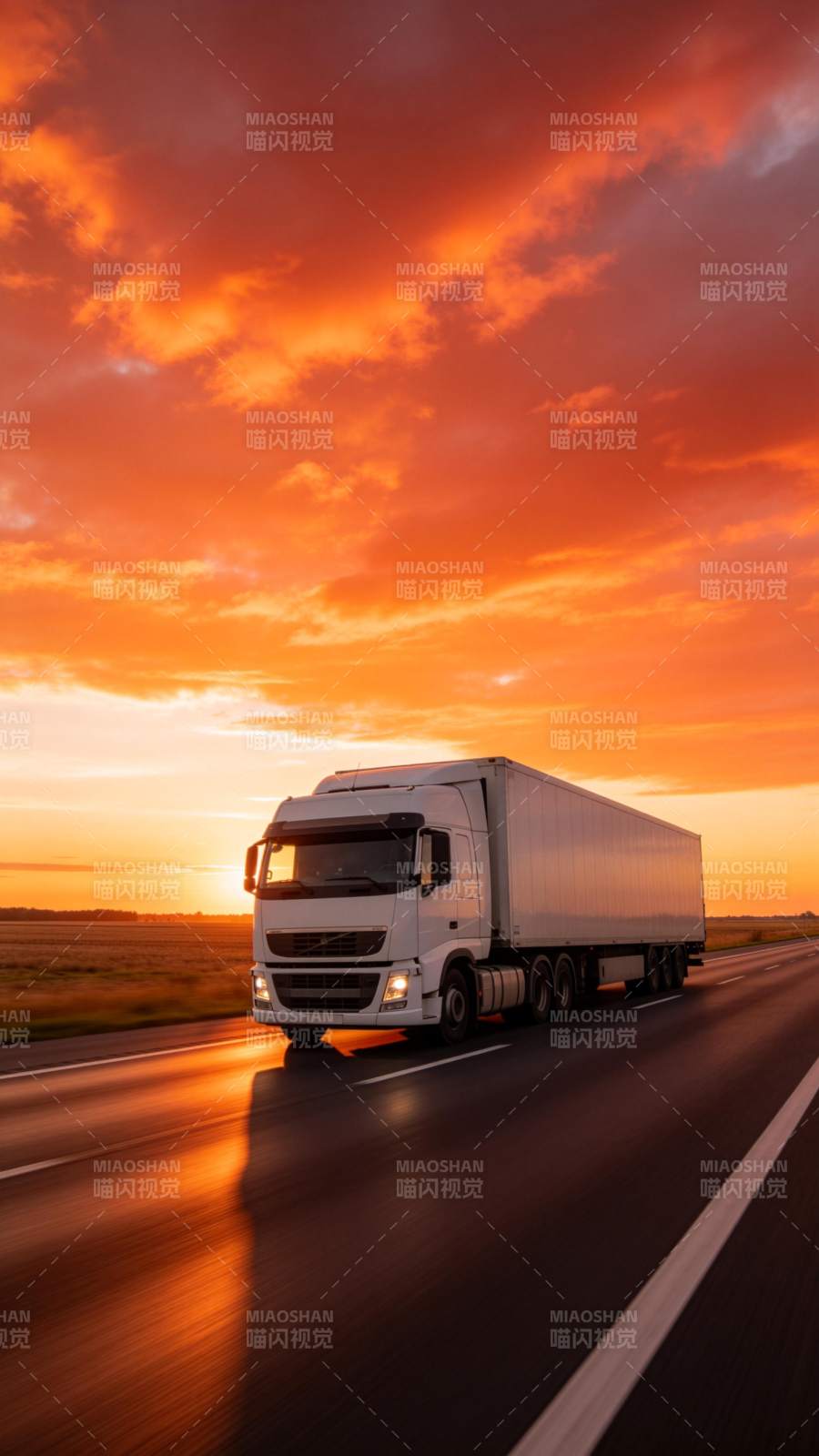 夕阳下的卡车疾驰图片