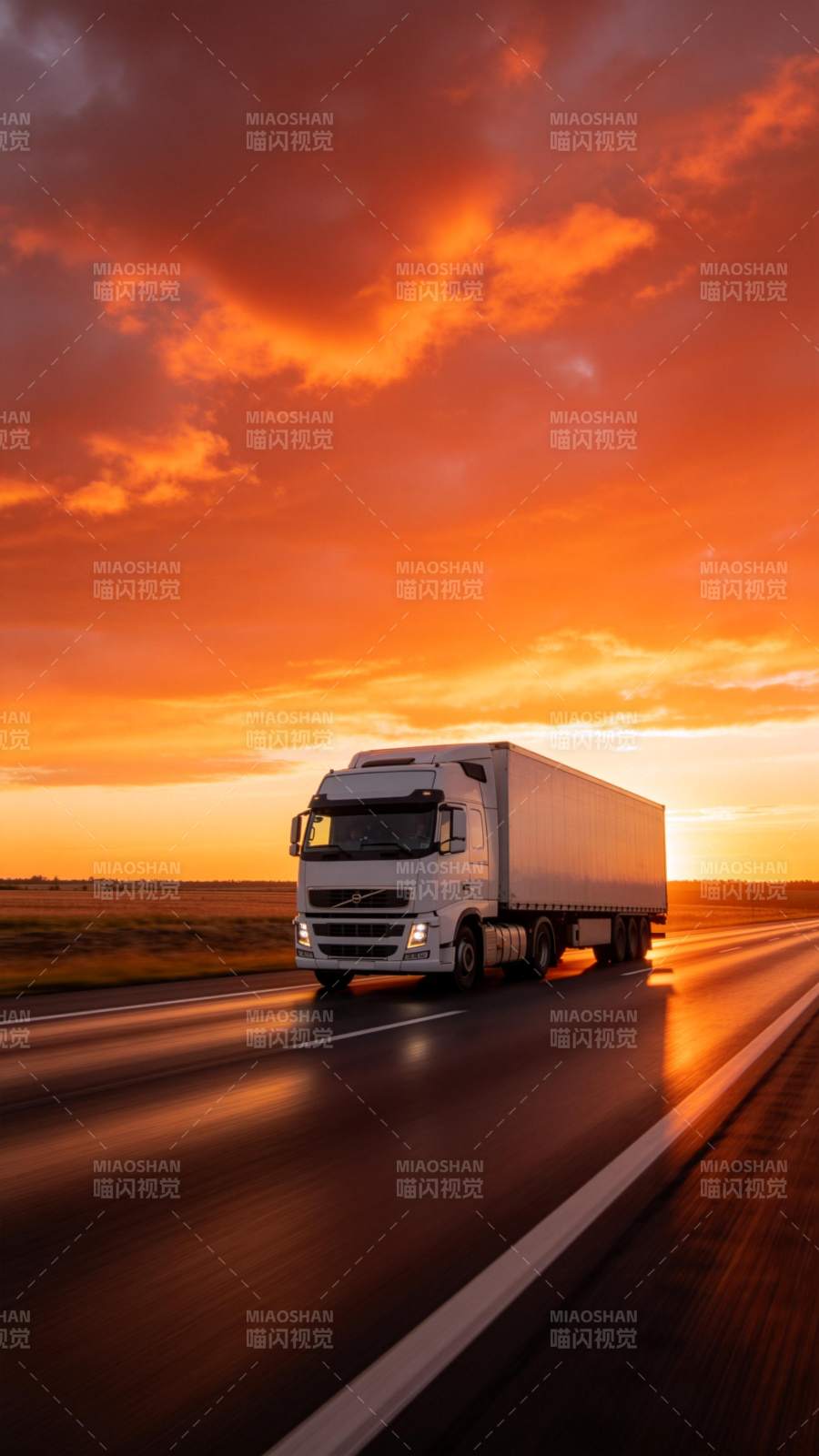 夕阳下白色货车行驶在高速公路上图片