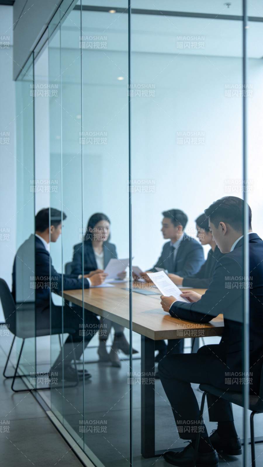 商务会议进行中图片