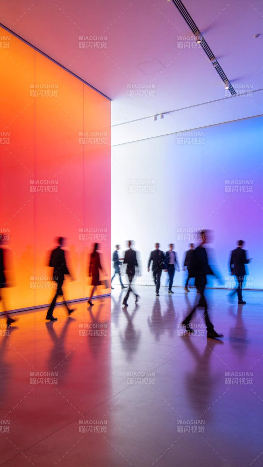 彩色光影展厅中行走的人群剪影图片