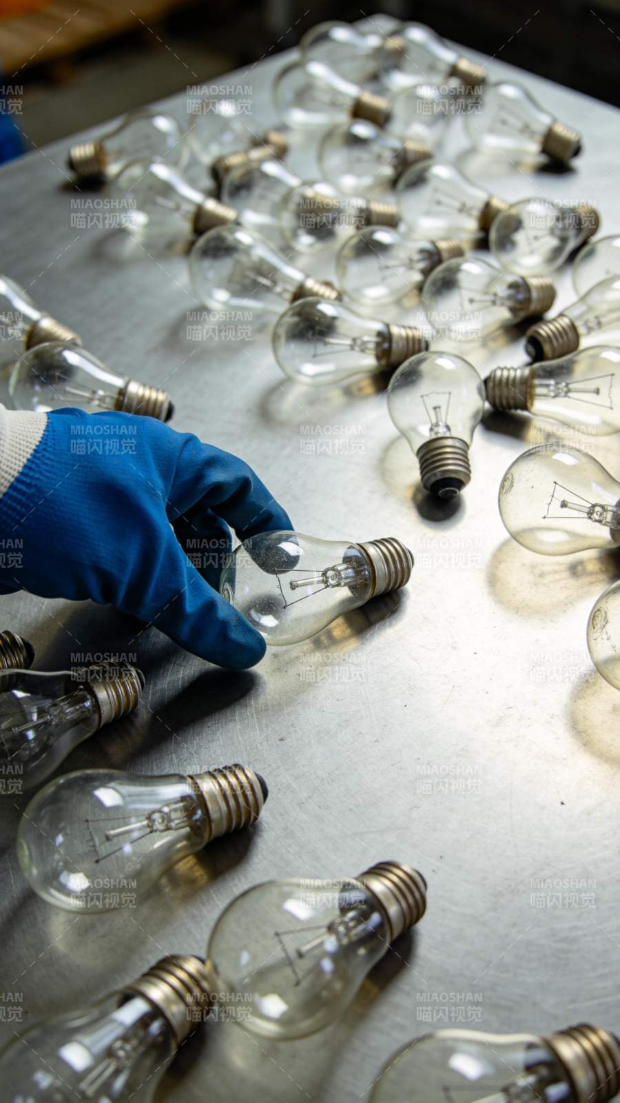 灯泡排列与手部特写图片