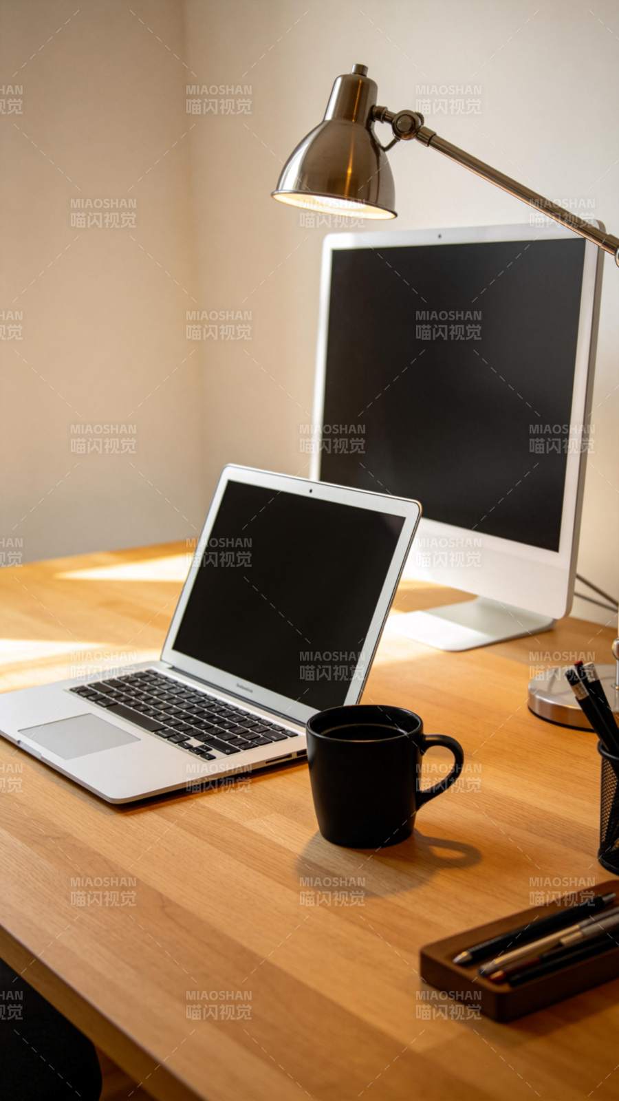 木质桌面上摆放笔记本电脑显示器与台灯图片
