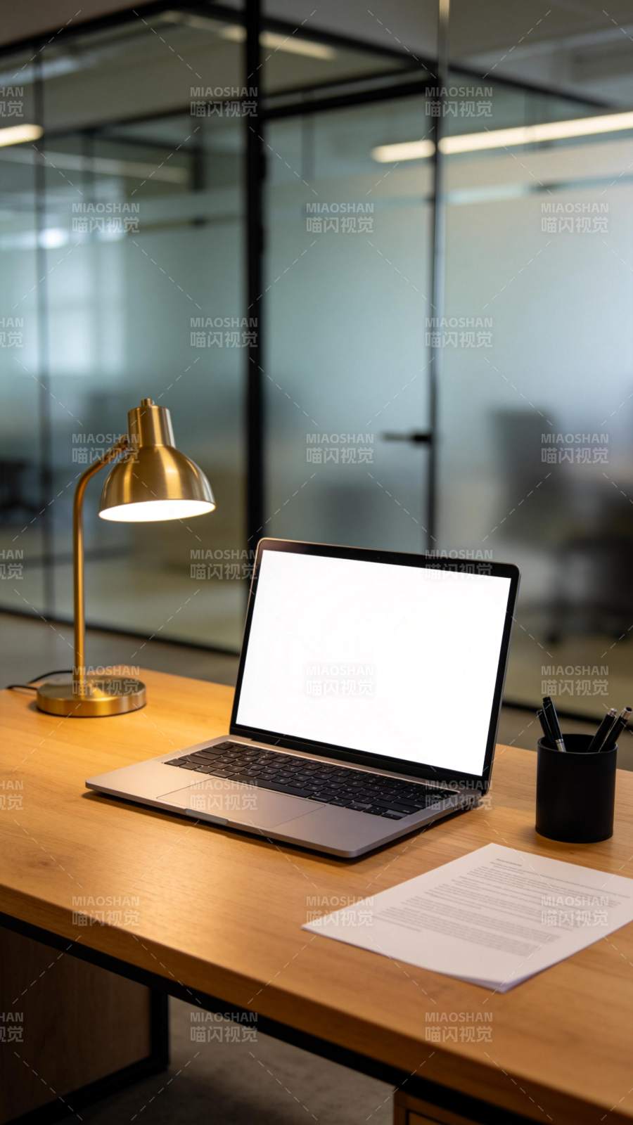 现代办公桌一角图片