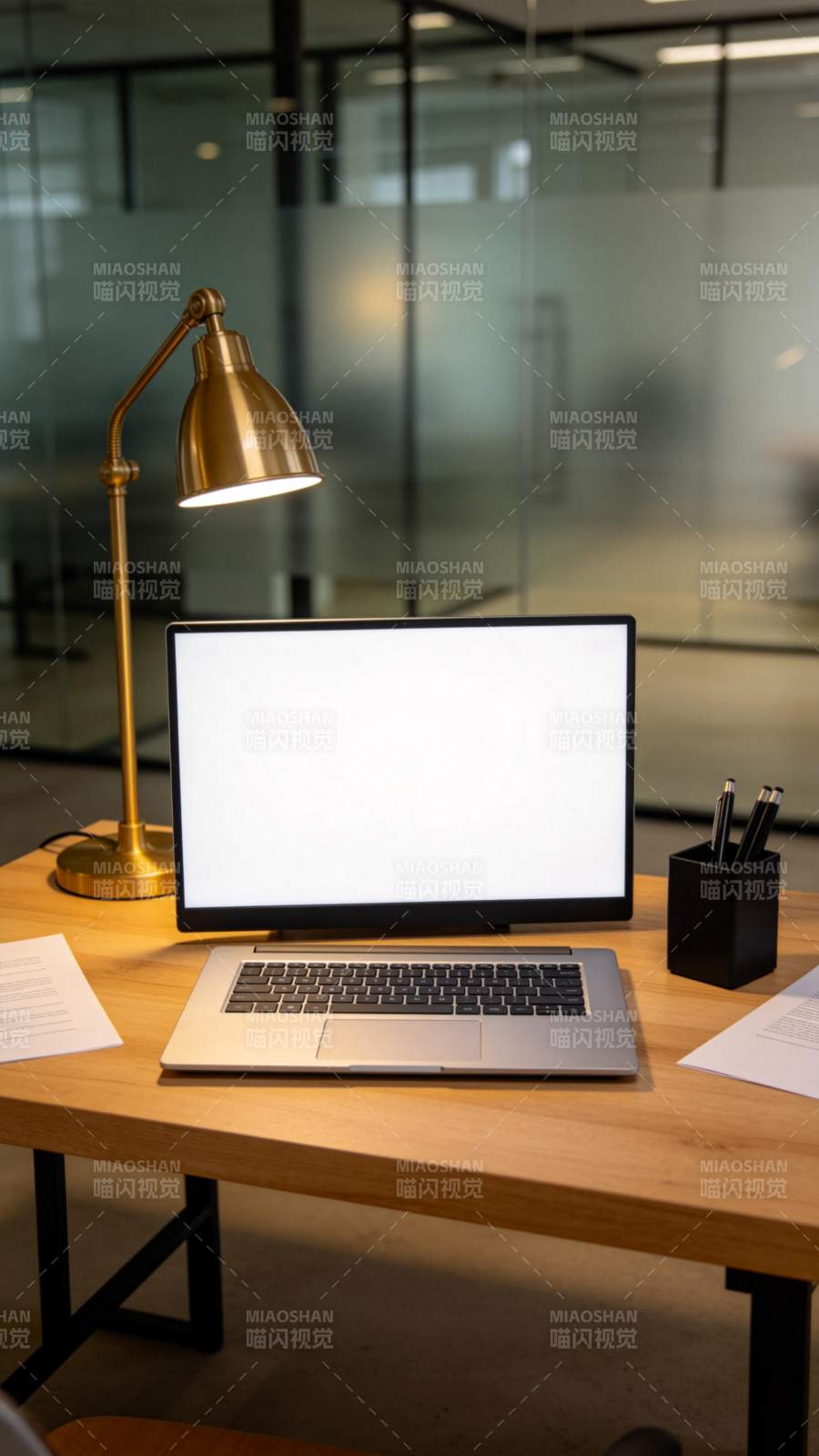 办公桌上的笔记本电脑图片