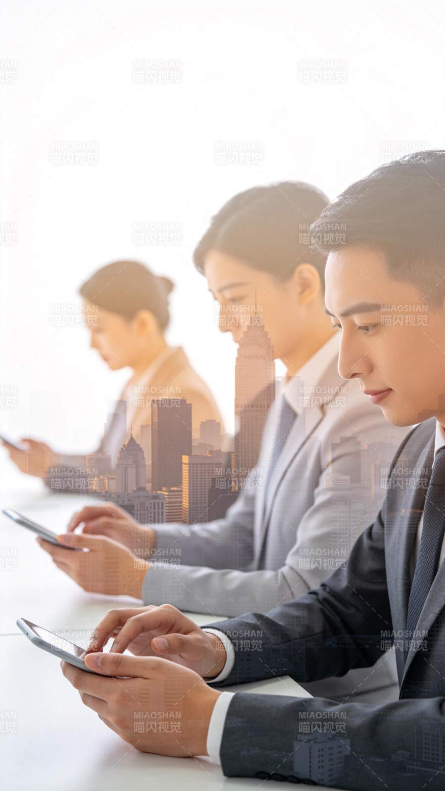 都市职场人专注手机图片