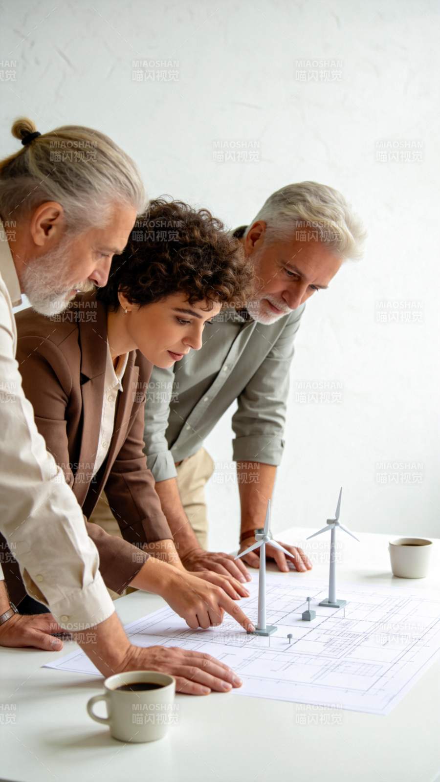风能项目团队讨论图片