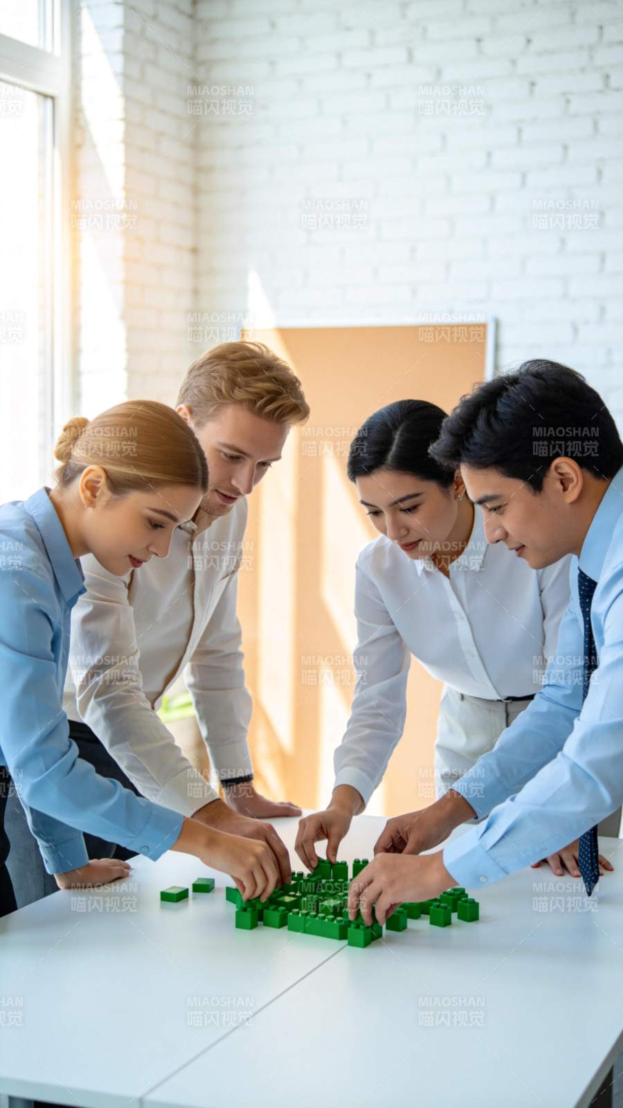 团队协作拼积木图片