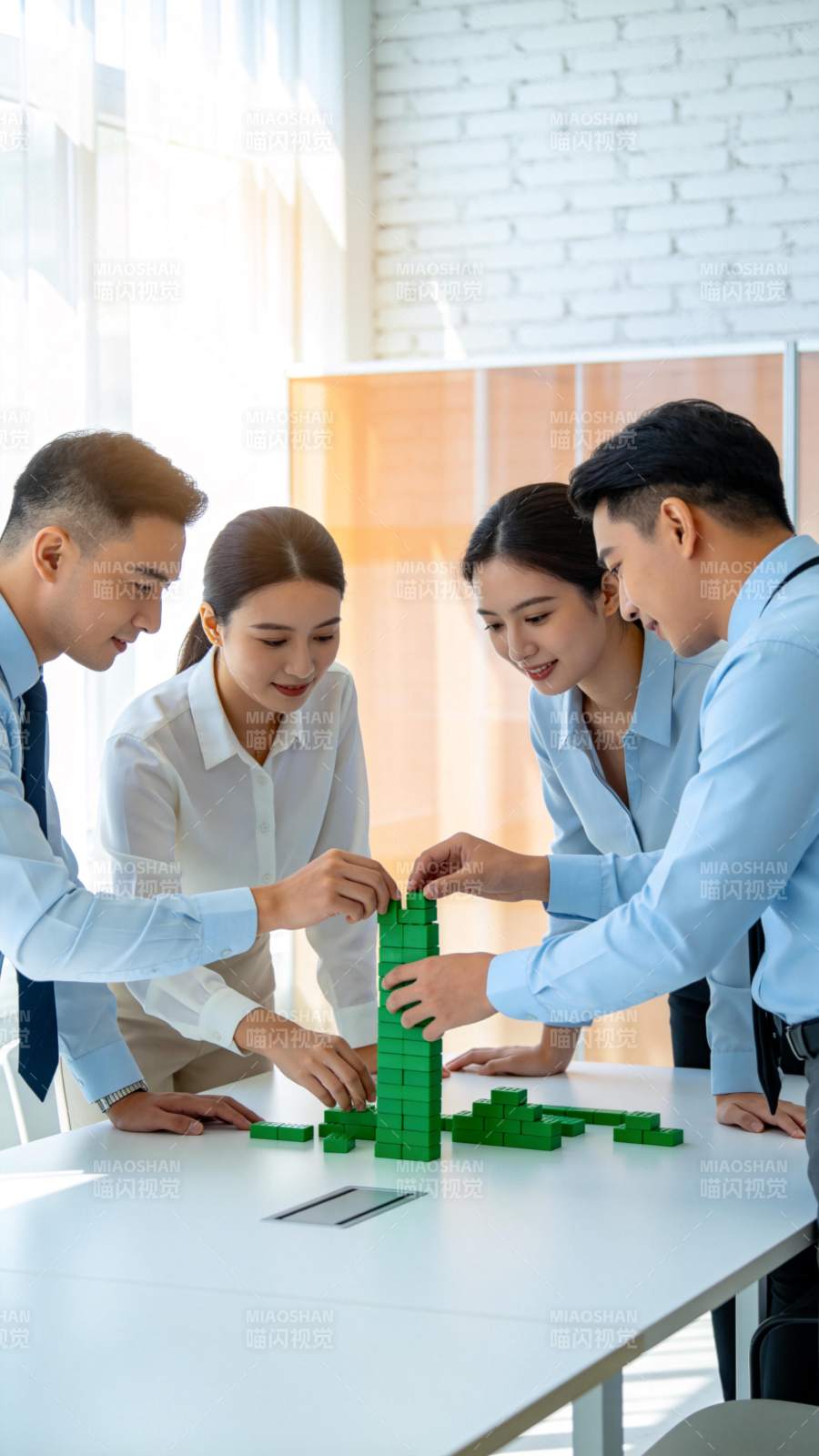 四人协作搭建绿色积木模型场景图片