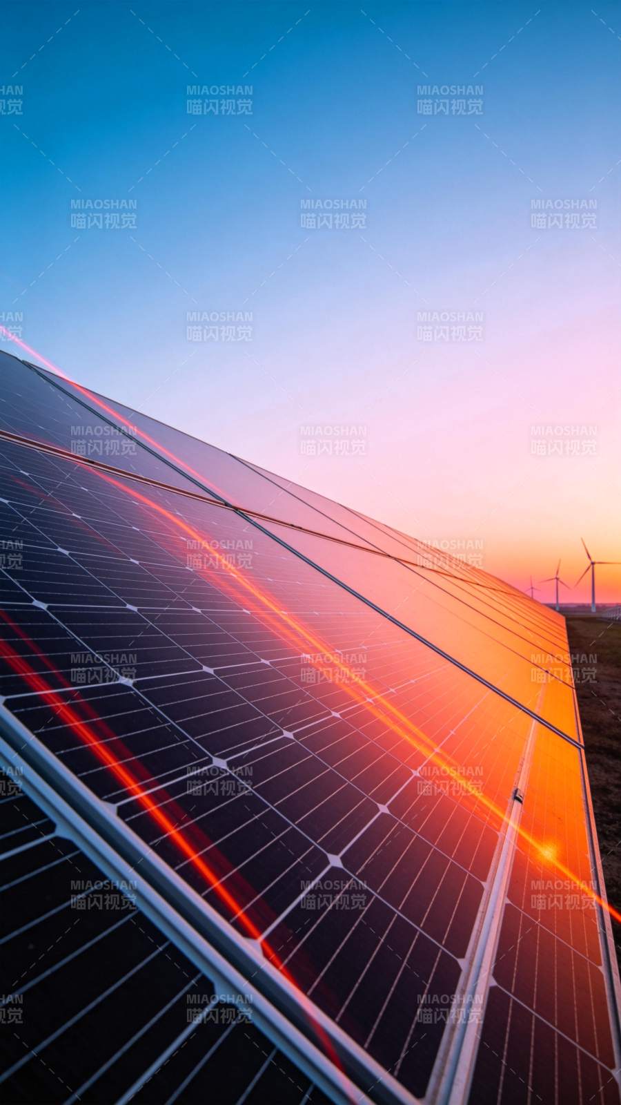 夕阳下的太阳能板图片