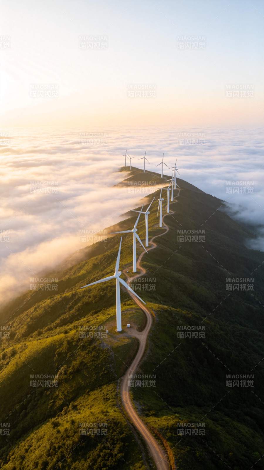 山巅风车云海间图片