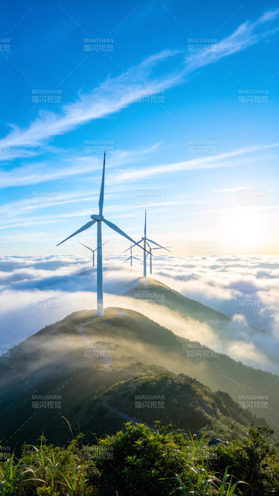 风车云海山巅图片