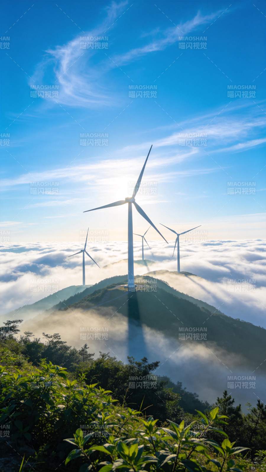 山顶风力发电机矗立云海之上图片