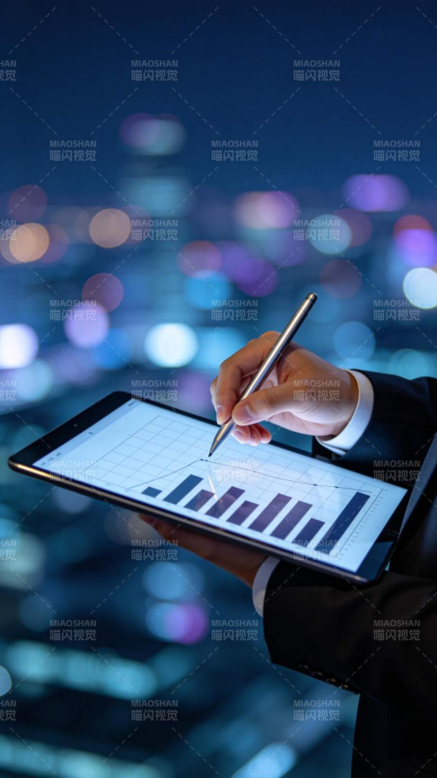夜景中的数据分析图片