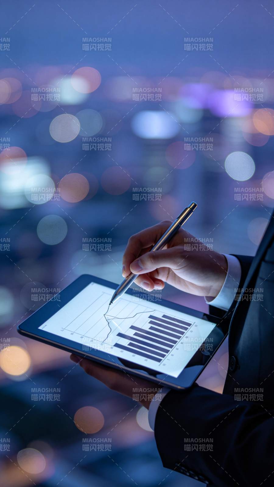 夜景中的数据分析图片