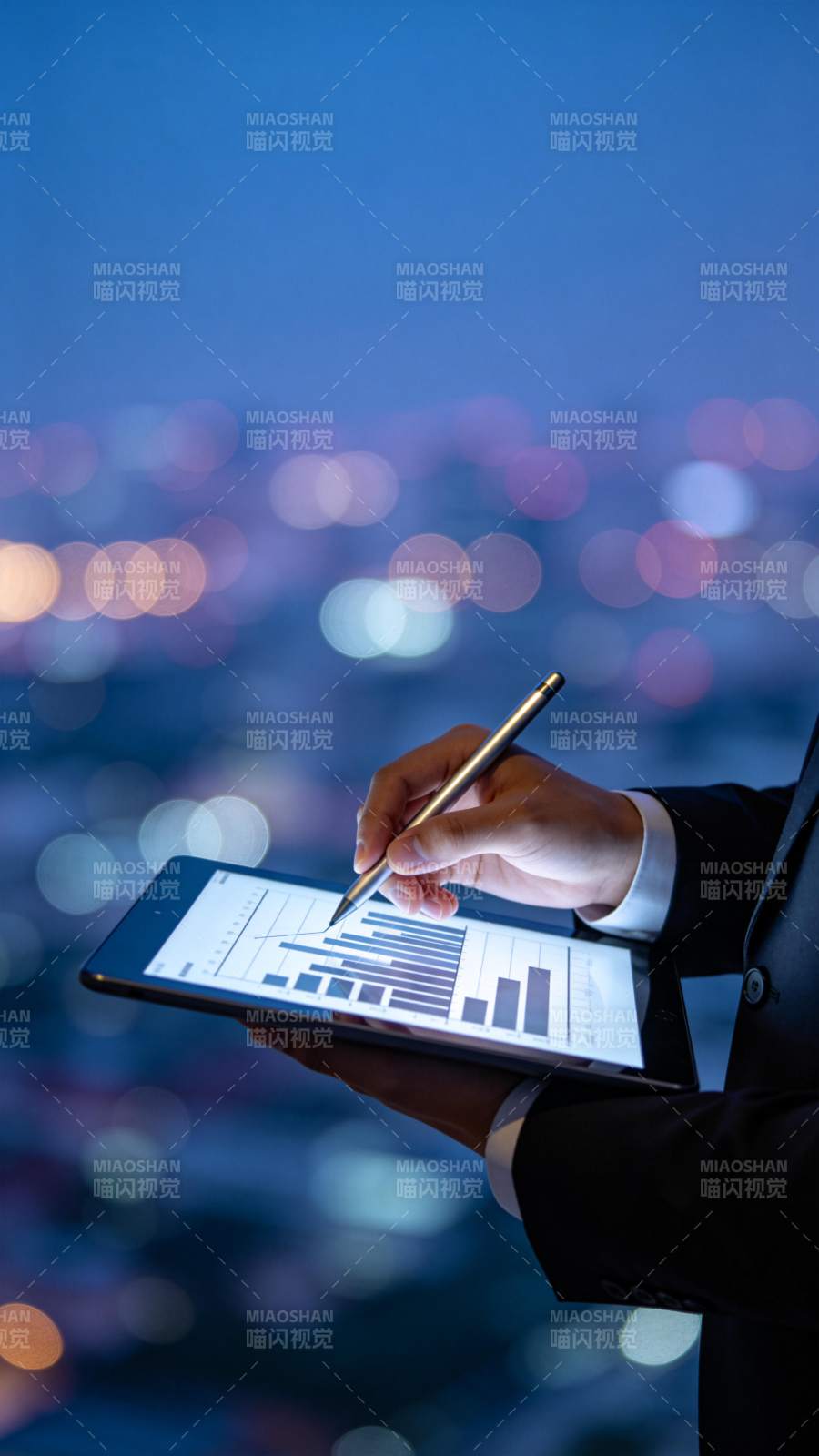 夜景中的数据分析图片