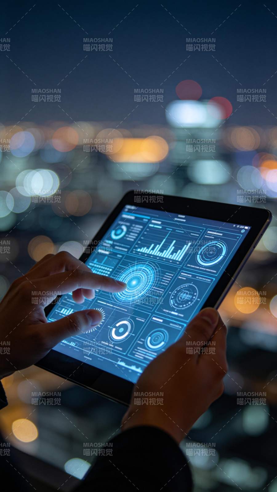 夜间城市背景下操作数据平板的双手图片