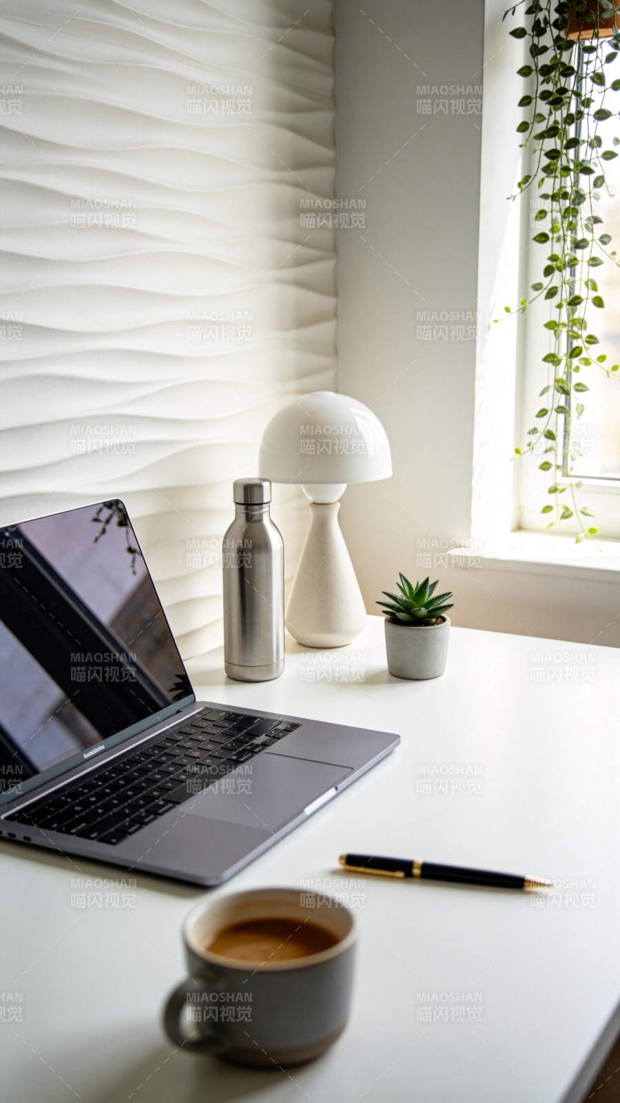 白色书桌上的笔记本电脑与绿植咖啡杯图片