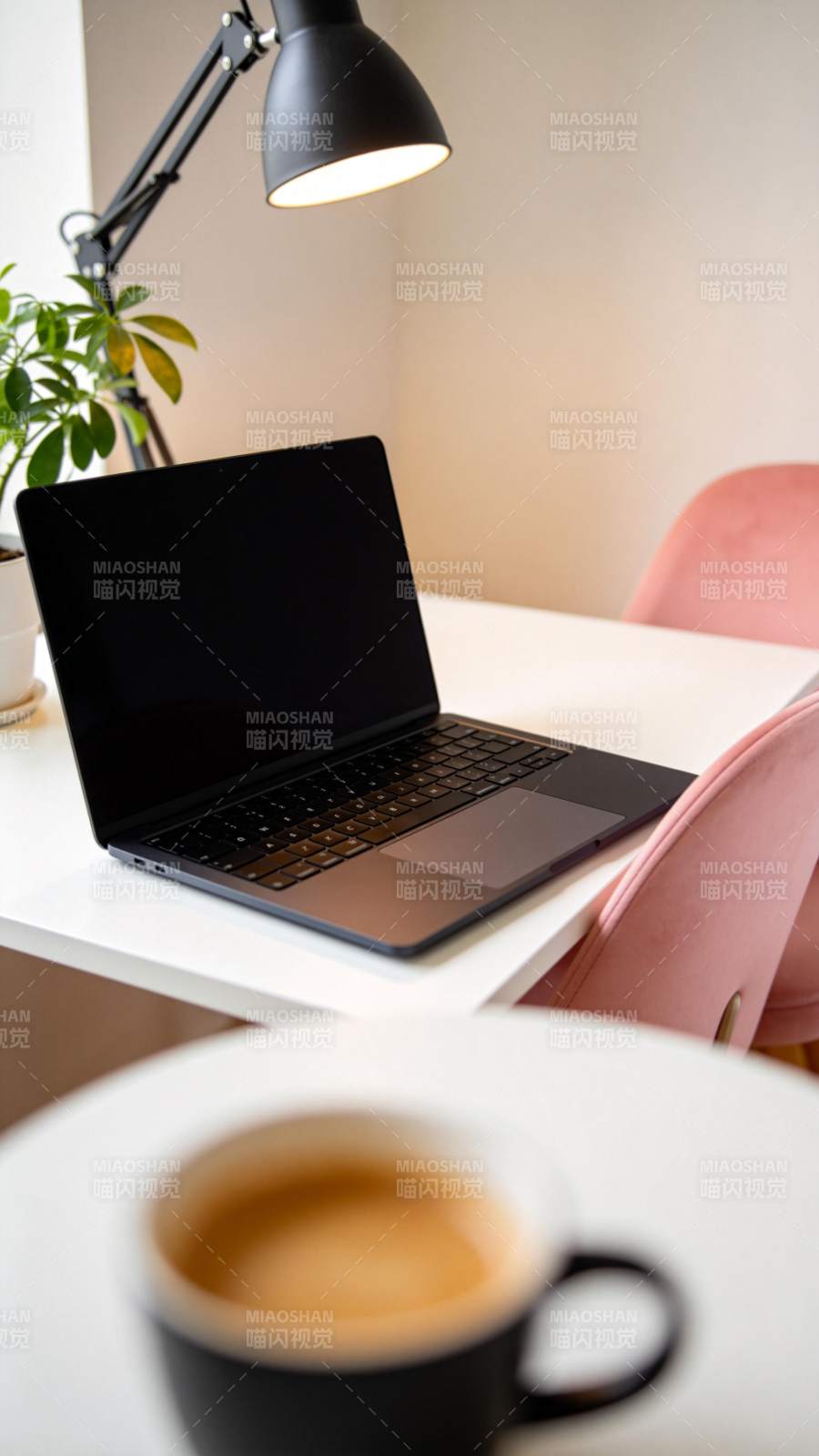 办公桌上的咖啡时光图片