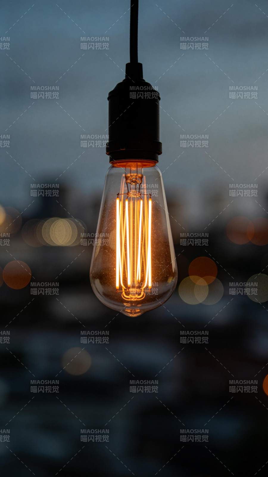 夜幕下的暖光灯泡图片