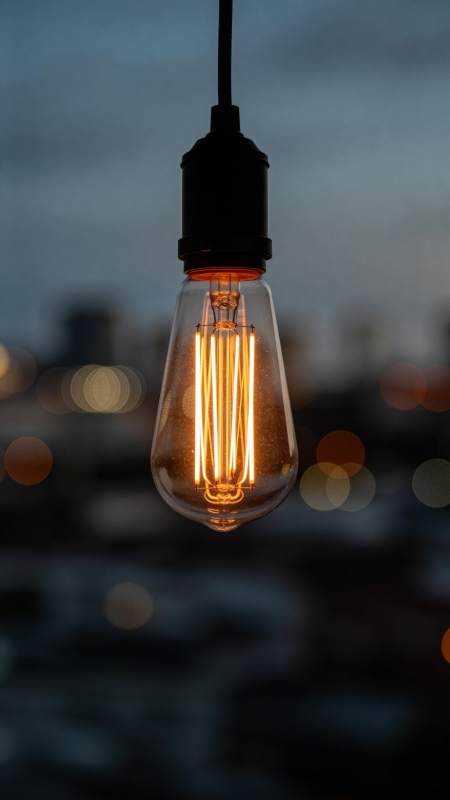 夜幕下的暖光灯泡图片