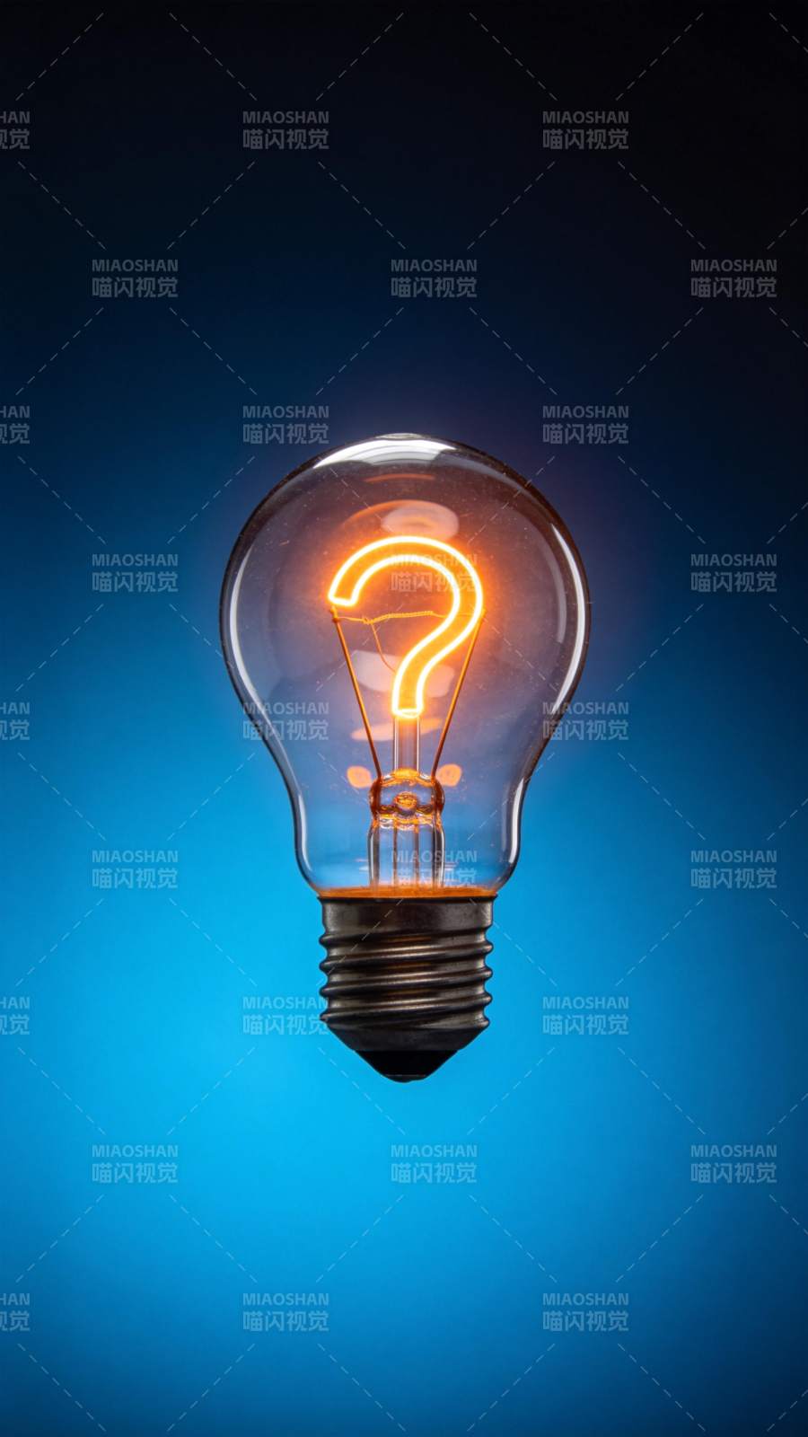 灯泡内发光问号造型灯丝特写图片