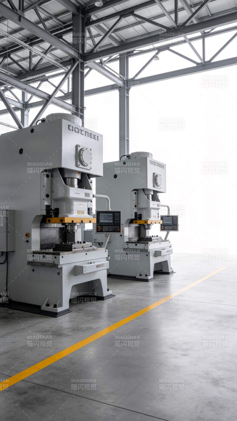 工厂车间内两台大型冲压机床并排摆放图片