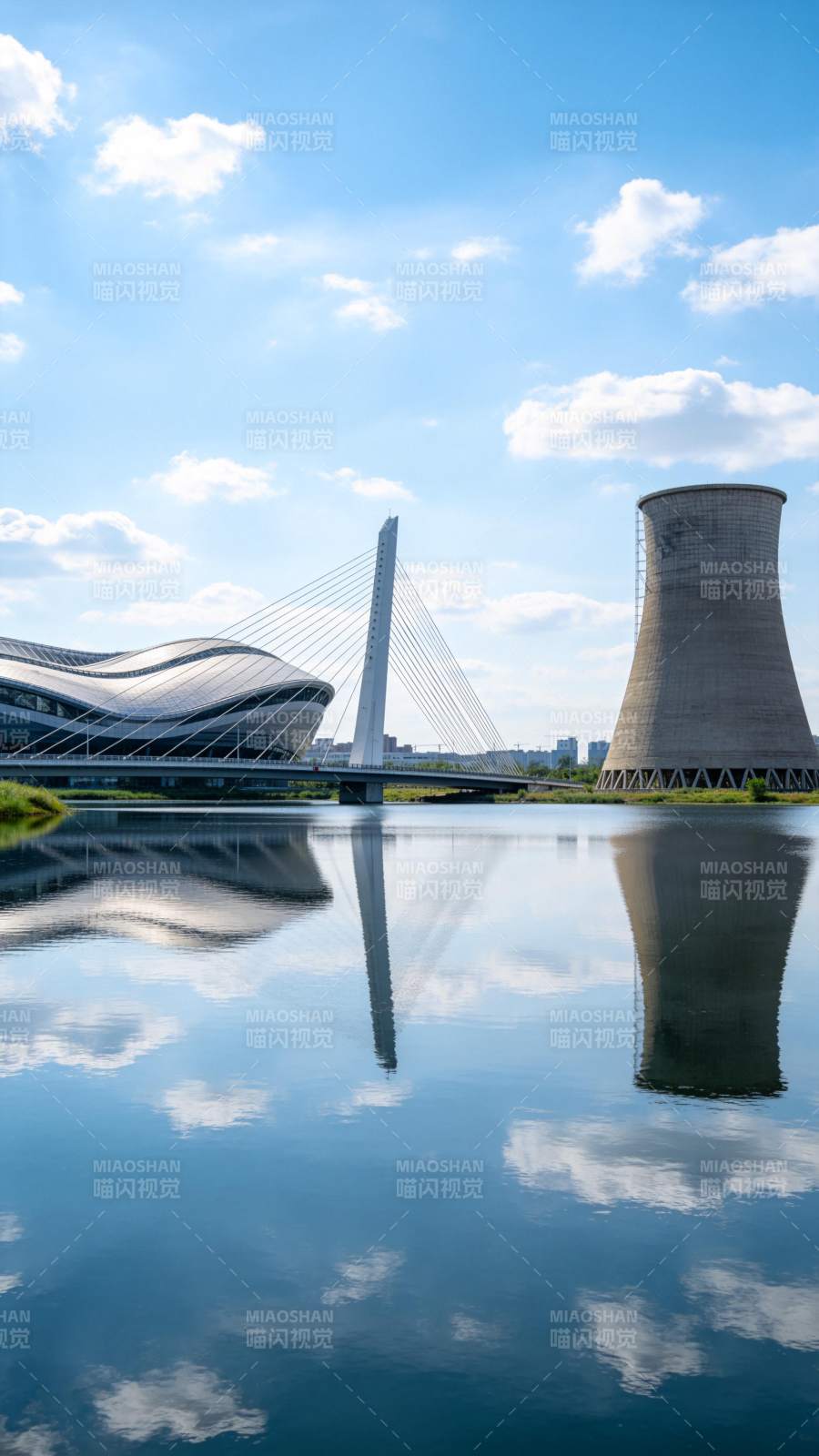 现代桥梁冷却塔与流线型建筑倒影水面图片
