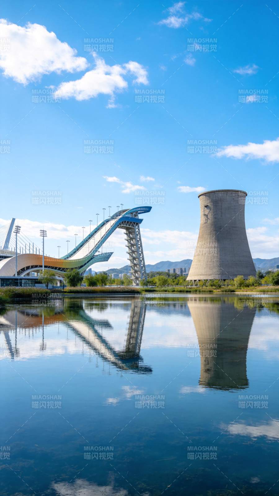 湖畔双塔映蓝天图片