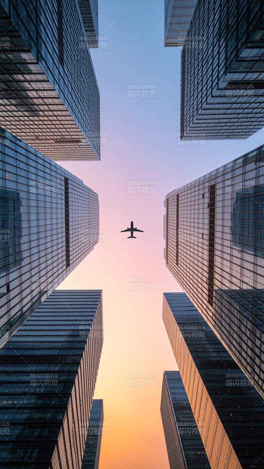 高楼林立间飞机飞越城市天际线图片