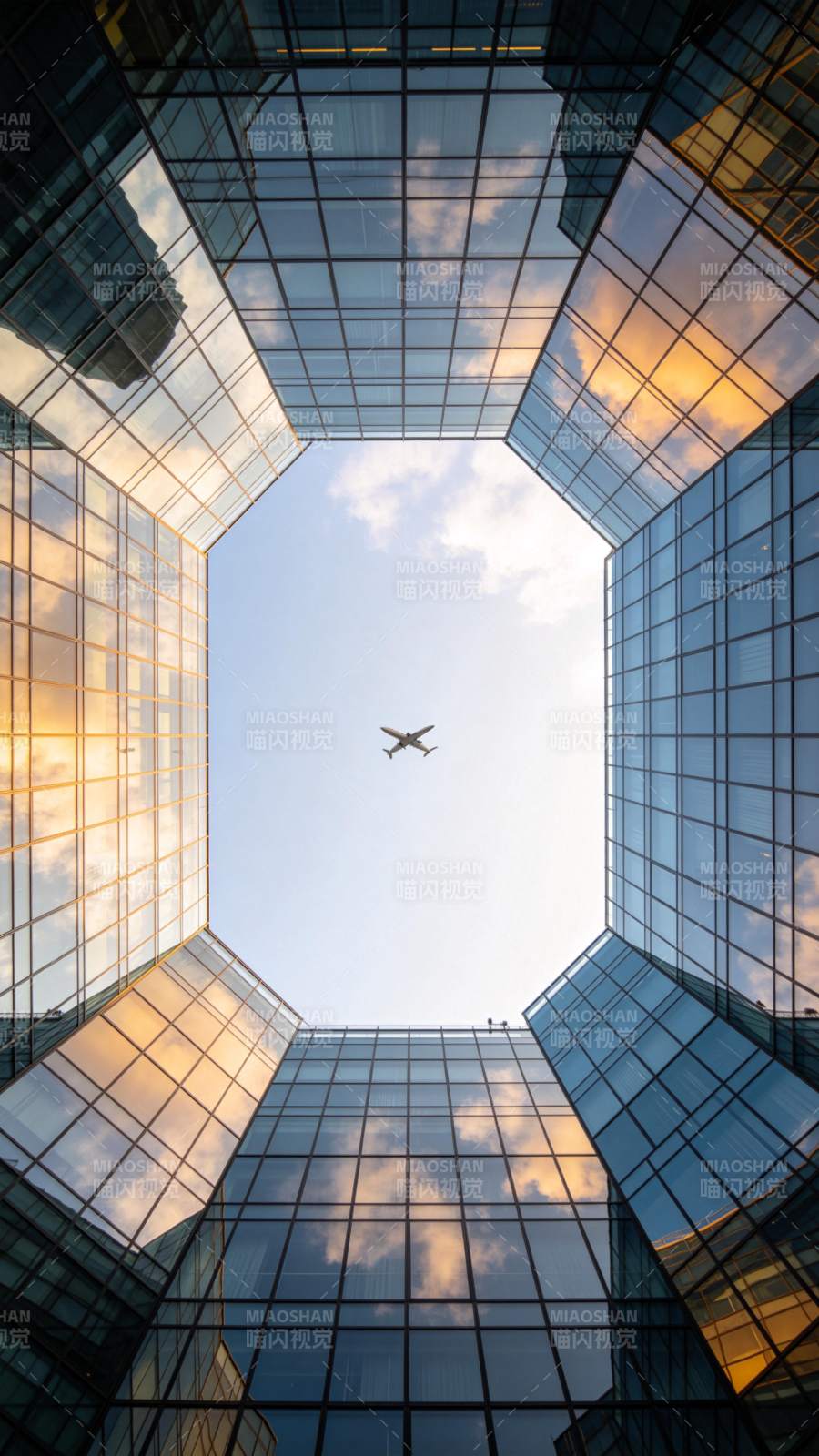 摩天楼间飞机遇图片