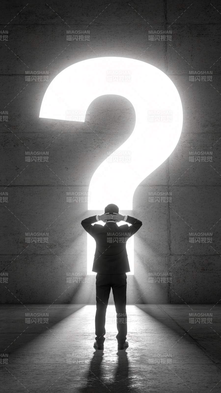 男子背对巨大发光问号站立沉思图片