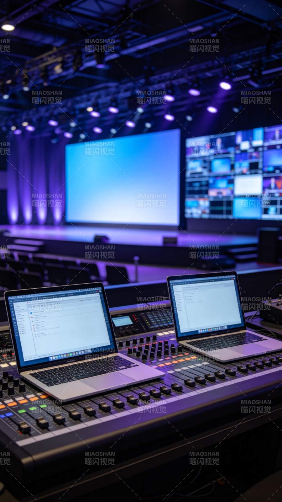 舞台控制台前两台笔记本连接调音设备图片