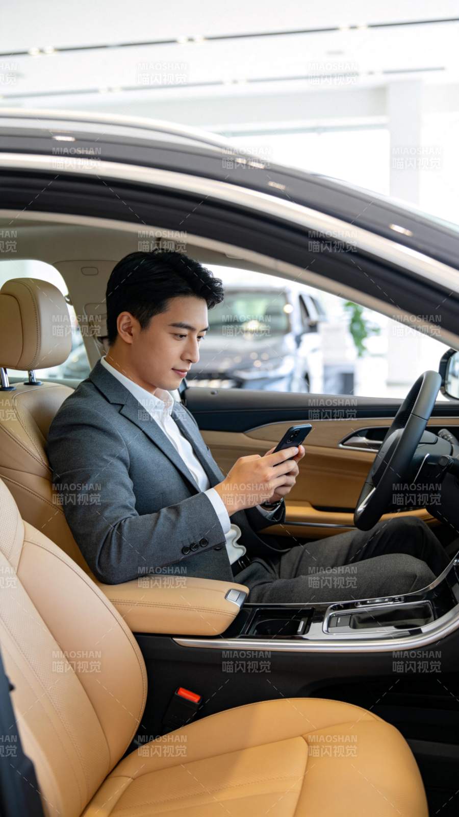 商务男士车内看手机图片