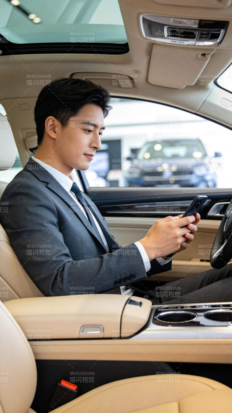 商务男士车内看手机图片