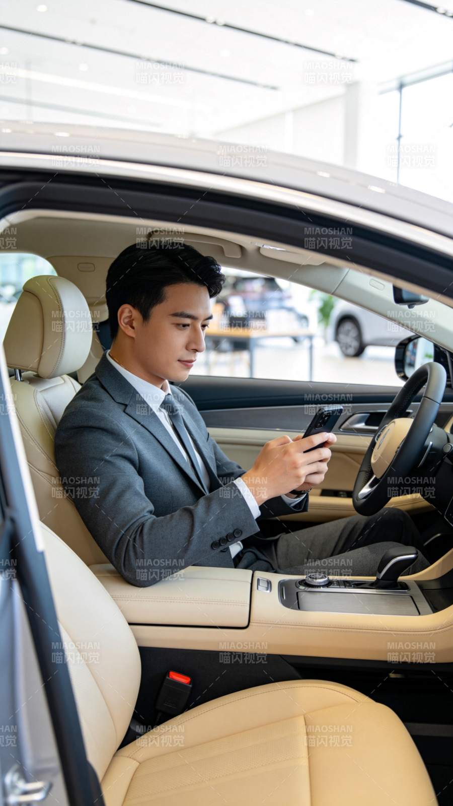 商务男士车内看手机图片