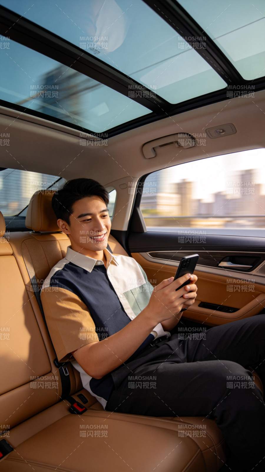 车内惬意时光图片