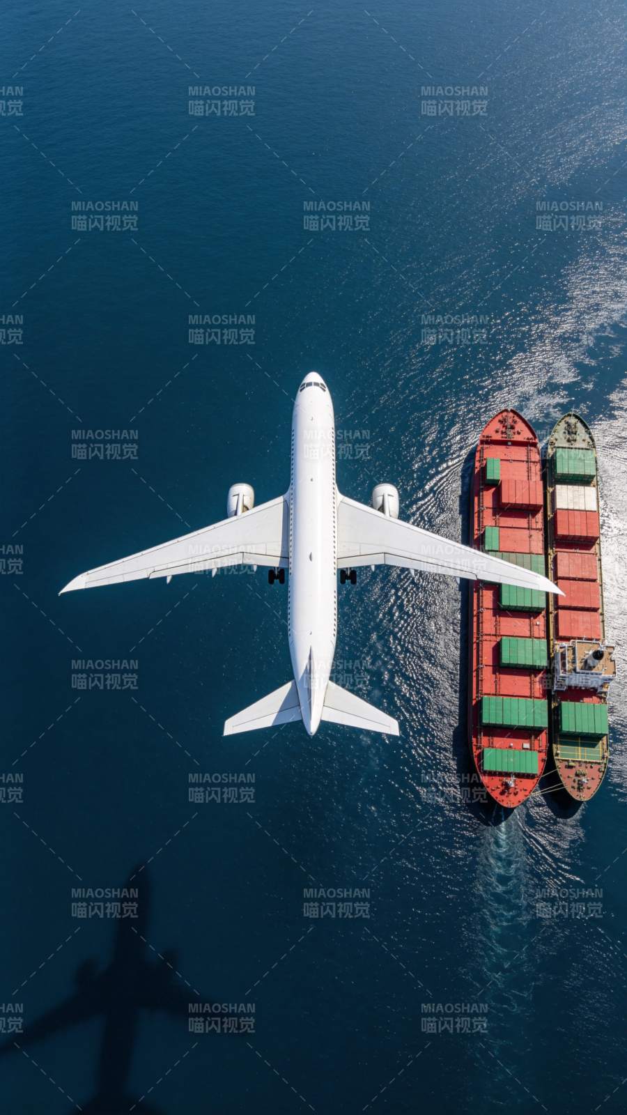 飞机与货轮并行图片