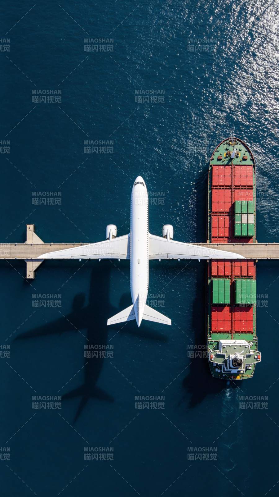 飞机货轮并排停靠港口水面俯瞰图图片