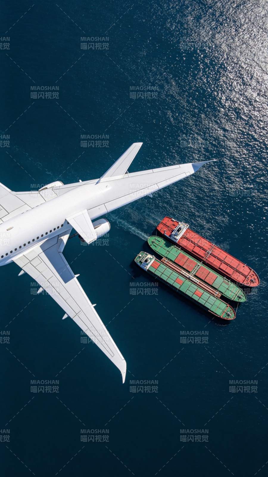 飞机与货轮共航图片