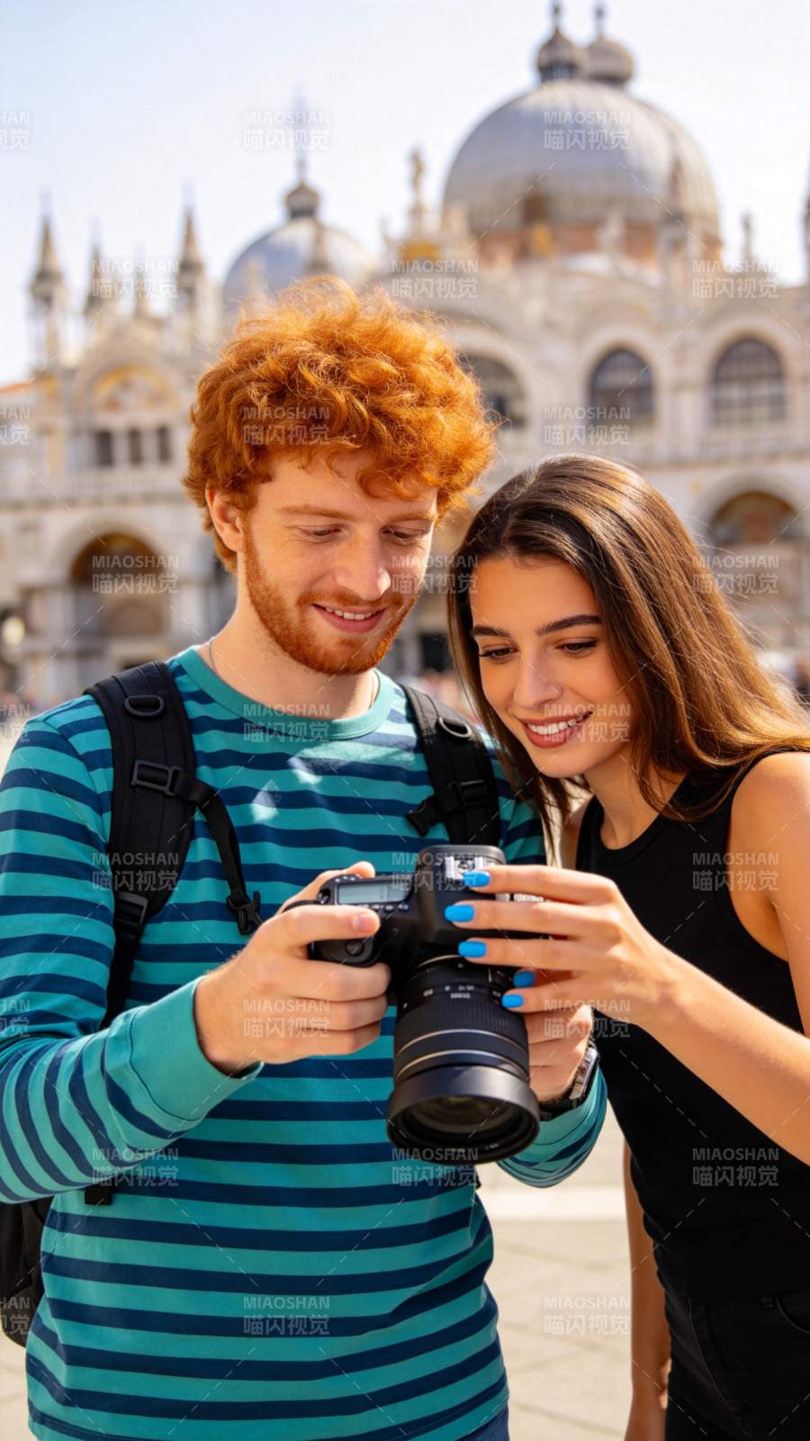 情侣共赏相机美景图片